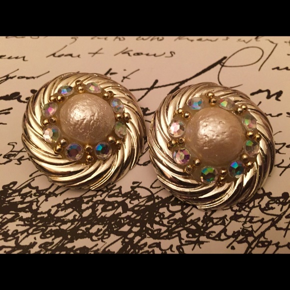 True Vintage Stunning Button Style Clip on Earrings - Picture 5 of 6